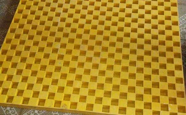 平?jīng)鱿窜嚪坎Ａт摳駯? /></p></p><p><p>　　洗車房玻璃鋼格柵的原料的優(yōu)劣決定著洗車房玻璃鋼格柵質(zhì)量的好壞，換句話說就是，玻璃格柵的成分和原料是洗車房玻璃鋼格柵質(zhì)量的決定性因素。洗車房玻璃鋼格柵在生產(chǎn)過程中使用的原料包括樹脂、玻璃纖維紗、固化劑、色漿等。</p ><p>　　其中樹脂是不飽和聚酯樹脂是一種熱固性樹脂，需要與玻璃鋼纖維一起使用，當(dāng)用玻璃纖維增強(qiáng)時可成為一種復(fù)合材料，俗稱“玻璃鋼”。玻璃纖維是洗車房玻璃鋼格柵中用于增強(qiáng)的材料，種類繁多，優(yōu)點(diǎn)是絕緣性好、耐熱性強(qiáng)、抗腐蝕性好，機(jī)械強(qiáng)度高，但缺點(diǎn)是性脆，耐磨性較差。</p></p><p><p style=